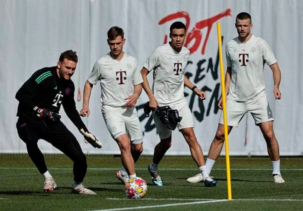 29.04.2024, FC Bayern Abschlusstraining, Saebenerstrasse Muenchen, Fussball, im Bild: Daniel Peretz (FC Bayern Muenchen), Joshua Kimmich (FC Bayern Muenchen), Jamal Musiala (FC Bayern Muenchen), und Eric Dier (FC Bayern Munechen)