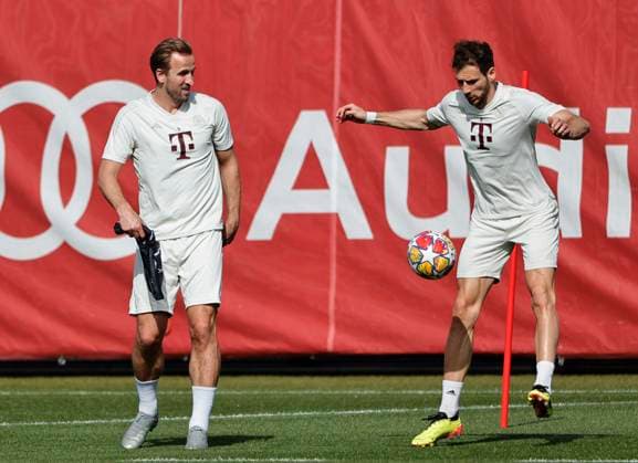 29.04.2024, FC Bayern Abschlusstraining, Saebenerstrasse Muenchen, Fussball, im Bild: Harry Kane (FC Bayern Muenchen) und Leon Goretzka (FC Bayern Muenchen)