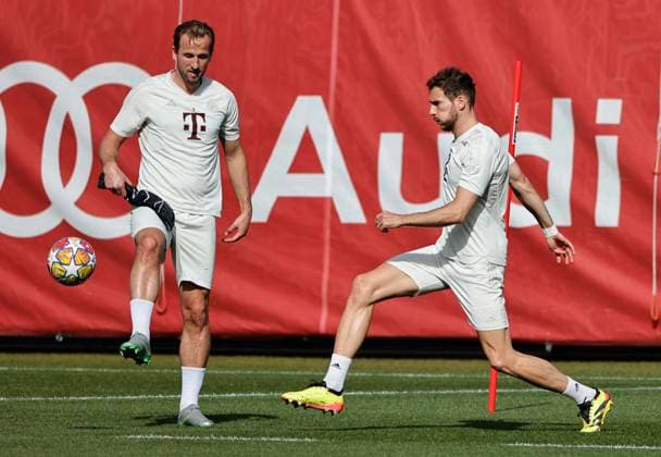 29.04.2024, FC Bayern Abschlusstraining, Saebenerstrasse Muenchen, Fussball, im Bild: Harry Kane (FC Bayern Muenchen) und Leon Goretzka (FC Bayern Muenchen)