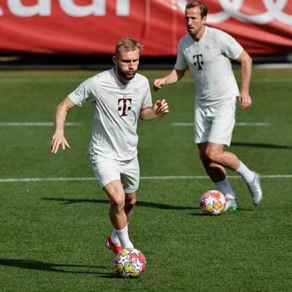 29.04.2024, FC Bayern Abschlusstraining, Saebenerstrasse Muenchen, Fussball, im Bild: Konrad Laimer (FC Bayern Muenchen) und Harry Kane (FC Bayern Muenchen)