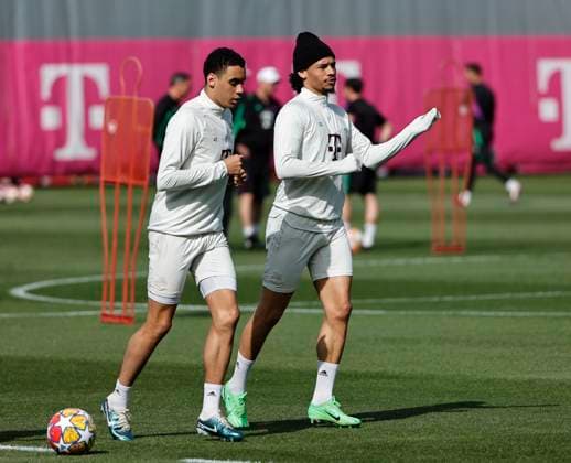 29.04.2024, FC Bayern Abschlusstraining, Saebenerstrasse Muenchen, Fussball, im Bild: Jamal Musiala (FC Bayern Muenchen) und Leroy Sane (FC Bayern Muenchen)