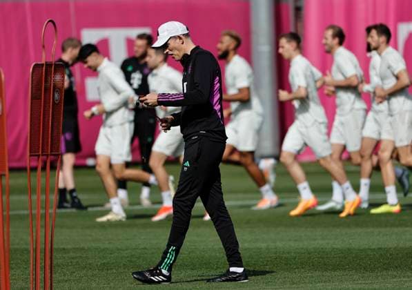 29.04.2024, FC Bayern Abschlusstraining, Saebenerstrasse Muenchen, Fussball, im Bild: Thomas Tuchel (FC Bayern Muenchen) und sein Team