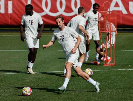 29.04.2024, FC Bayern Abschlusstraining, Saebenerstrasse Muenchen, Fussball, im Bild: Dayot Upamecano (FC Bayern Muenchen), Harry Kane (FC Bayern Muenchen), Eric Dier (FC Bayern Munechen), Mathys Tel (FC Bayern Muenchen) und Bryan Zaragoza (FC Bayern Muenchen)