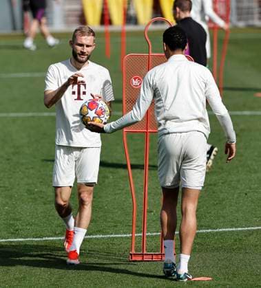 29.04.2024, FC Bayern Abschlusstraining, Saebenerstrasse Muenchen, Fussball, im Bild: Konrad Laimer (FC Bayern Muenchen) und Jamal Musiala (FC Bayern Muenchen)