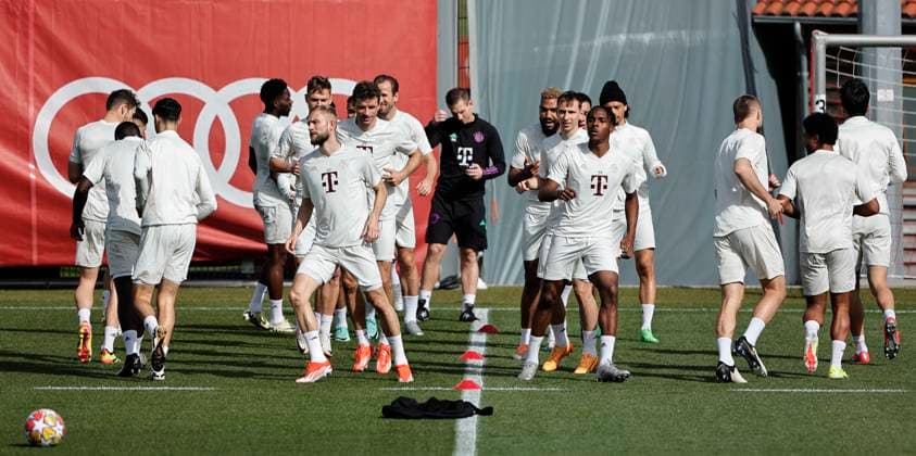 Sport Bilder des Tages 29.04.2024, FC Bayern Abschlusstraining, Saebenerstrasse Muenchen, Fussball, im Bild: FC Bayern macht sich warm