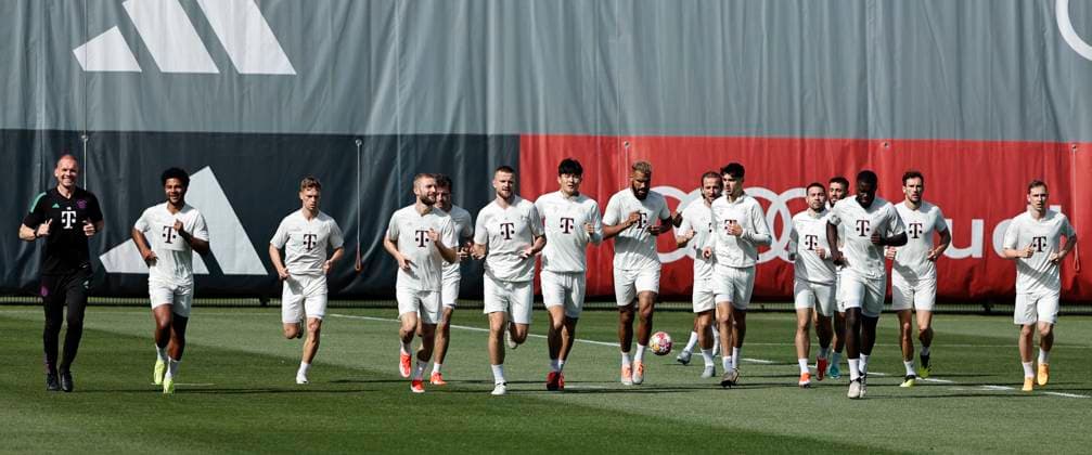 29.04.2024, FC Bayern Abschlusstraining, Saebenerstrasse Muenchen, Fussball, im Bild: FC Bayern joggt