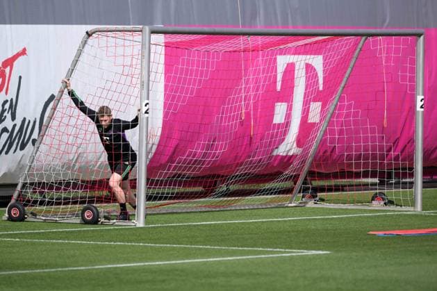 Fußball, Championsleague, 20240429, Abschlusstraining, FC Bayern München - Real Madrid. Im Bild Torwart-Trainer des FC Bayern München Michael RECHNER verschiebt Tor. München Trainingsgelände Säbener Str. 51 Bayern Deutschland Copyright: Passion2Press MarkusxFischerx