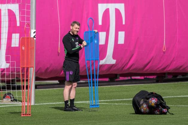 Fußball, Championsleague, 20240429, Abschlusstraining, FC Bayern München - Real Madrid. Im Bild Torwart-Trainer des FC Bayern München Michael RECHNER baut auf bereitet vor steckt Dummy in Platz. München Trainingsgelände Säbener Str. 51 Bayern Deutschland Copyright: Passion2Press MarkusxFischerx