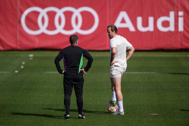 Fußball, Championsleague, 20240429, Abschlusstraining, FC Bayern München - Real Madrid. Im Bild Co-Trainer des FC Bayern München Anthony BARRY und Harry KANE (FC Bayern München, 9). München Trainingsgelände Säbener Str. 51 Bayern Deutschland Copyright: Passion2Press MarkusxFischerx