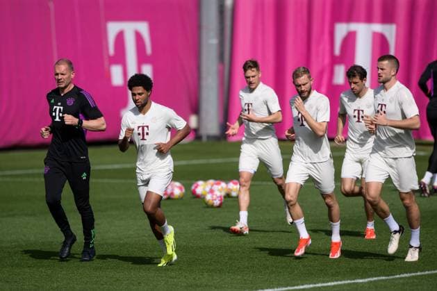 Fußball, Championsleague, 20240429, Abschlusstraining, FC Bayern München - Real Madrid. Im Bild Fitnesstrainer des FC Bayern München Prof. Dr. Holger BROICH, Serge GNABRY (FC Bayern München, 7), Joshua KIMMICH (FC Bayern München, 6), Konrad LAIMER (FC Bayern München, 27), Thomas MÜLLER (FC Bayern München, 25) und Eric DIER (FC Bayern München, 15). München Trainingsgelände Säbener Str. 51 Bayern Deutschland Copyright: Passion2Press MarkusxFischerx