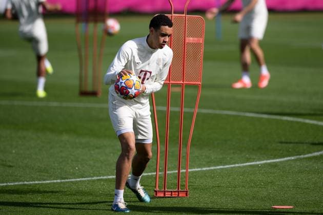Fußball, Championsleague, 20240429, Abschlusstraining, FC Bayern München - Real Madrid. Im Bild Jamal MUSIALA (FC Bayern München, 42) Gestik Mimig Basketball. München Trainingsgelände Säbener Str. 51 Bayern Deutschland Copyright: Passion2Press MarkusxFischerx