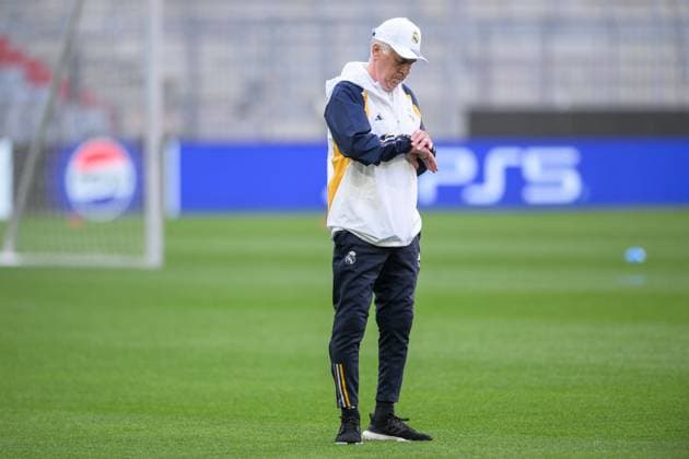 Fußball, Championsleague, 20240429, Abschlusstraining, FC Bayern München - Real Madrid. Im Bild Trainer von Real Madrid Carlo ANCELOTTI blickt auf Uhr. München Allianz Arena Bayern Deutschland Copyright: Passion2Press MarkusxFischerx