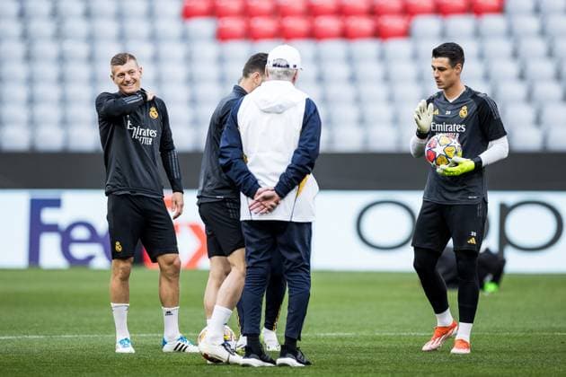 UEFA Champions League: FC Bayern München - Real Madrid; Abschlusstraining Real Madrid; 29.04.2024 Toni Kroos (Real Madrid, 8) lachend, Kepa Arrizabalaga (Real Madrid, 25) vor Trainingbeginn UEFA Champions League: FC Bayern München - Real Madrid; Abschlusstraining Real Madrid, München, Allianz Arena Copyright: xBEAUTIFULxSPORTS Wunderlx