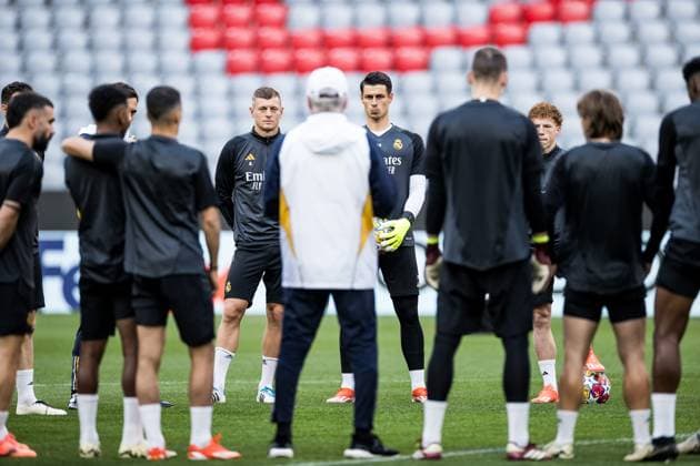UEFA Champions League: FC Bayern München - Real Madrid; Abschlusstraining Real Madrid; 29.04.2024 Toni Kroos (Real Madrid, 8), Kepa Arrizabalaga (Real Madrid, 25) verfolgen die Ansprache von Carlo Ancelotti (Trainer Real Madrid) UEFA Champions League: FC Bayern München - Real Madrid; Abschlusstraining Real Madrid, München, Allianz Arena Copyright: xBEAUTIFULxSPORTS Wunderlx
