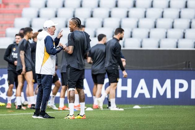 UEFA Champions League: FC Bayern München - Real Madrid; Abschlusstraining Real Madrid; 29.04.2024 Carlo Ancelotti (Trainer Real Madrid) albert mit Eder Militao (Real Madrid, 3) UEFA Champions League: FC Bayern München - Real Madrid; Abschlusstraining Real Madrid, München, Allianz Arena Copyright: xBEAUTIFULxSPORTS Wunderlx