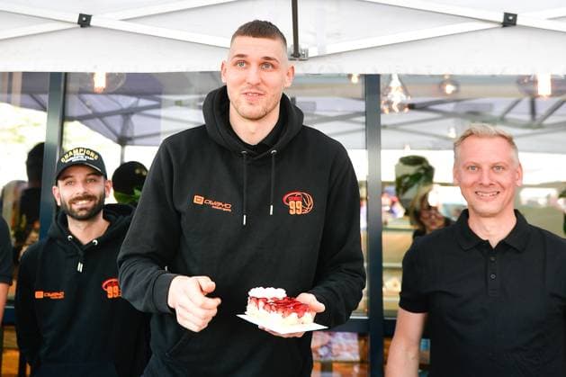 Empfang Niners Chemnitz im Chemnitzer Rathaus 28.04.2024, Empfang Niners Chemnitz im Rathaus Chemnitz nach dem Sieg im FIBA Europe Cup 2023 2024 gegen Bahcesehir College (Türkei). Jonas Richter (Niners Chemnitz, No 7) Copyright: Kai Schmidt Chemnitz Rathaus Chemnitz Sachsen Germany