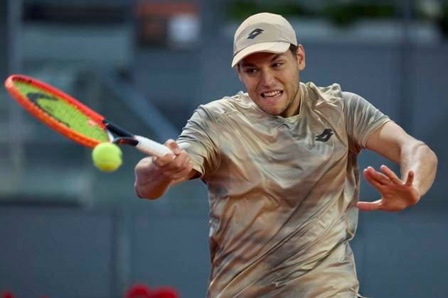 Mutua Madrid Open - Day Eight Pavel Kotov returns a shot against Jannik Sinner of Italy during day eight of the Mutua Madrid Open 2024 at Caja Magica on April 29, 2024, in Madrid, Spain. Madrid Caja Magica Madrid Spain RL_MMO24_00959 Copyright: xRicardoxLarreinax