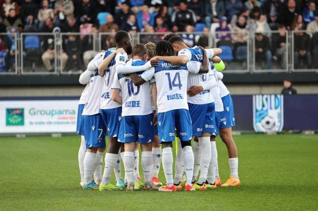 Equipe de Auxerre lors du match USL Dunkerque vs AJ Auxerre, Ligue 2, stade Marcel Tribut, le 29 avril 2024 FOOTBALL : Dunkerque vs Auxerre - Ligue 2 29 04 2024 LaurentSanson Panoramic 