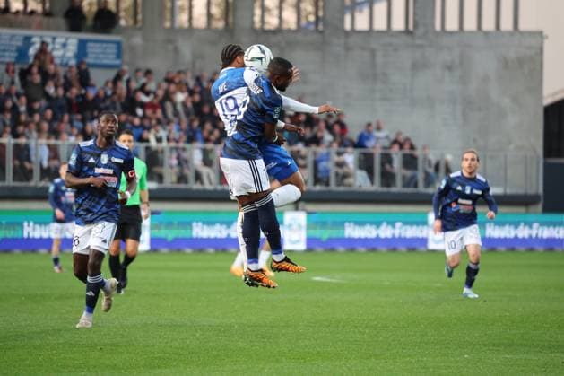 Florian AYE (AJ Auxerre) et Bandjaloub YOUSSOUF (USLD Dunkerque) lors du match USL Dunkerque vs AJ Auxerre, Ligue 2, stade Marcel Tribut, le 29 avril 2024 FOOTBALL : Dunkerque vs Auxerre - Ligue 2 29 04 2024 LaurentSanson Panoramic 