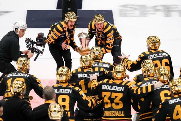Bilder des Jahres 2024, Sport 04 April Sport Bilder des Tages 240429 Skellefteas Jonathan Pudas och Pär Lindholm med pokalen efter final fem i SHL mellan Skelleftea och Rögle den 29 april 2024 i Skelleftea. *** 240429 Skellefteas Jonathan Pudas and Pär Lindholm with the trophy after final five in SHL between Skelleftea and Rögle on April 29, 2024 in Skelleftea  Copyright: OLAxWESTERBERG BB240429OW104