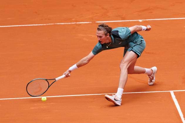Mutua Madrid Open - Daniil Medvedev vs Sebastian Korda MADRID, SPAIN - APRIL 29:Sebastian Kordareturns a shot against Daniil Medvedev during their match on Day 8 of the Mutua Madrid Open at Caja Magica Stadium in Madrid. Madrid Spain  Copyright: xGuillermoxMartinezx originalFilename:martinez-mutuamad240429_npmJ7.jpg