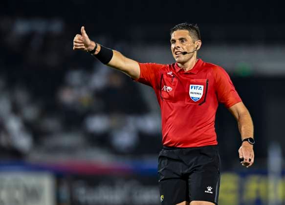 Japan V Iraq: Semi Final Match AFC U23 Asian Cup Referee Shaun Evans from Australia is reacting during the AFC U23 Asian Cup Qatar 2024 Semi-Final match between Japan and Iraq at Jassim Bin Hamad Stadium in Doha, Qatar, on April 29, 2024. DOHA Qatar  Copyright: xNoushadxThekkayilx originalFilename:varittyakkal-japanvir240430_np2OH.jpg