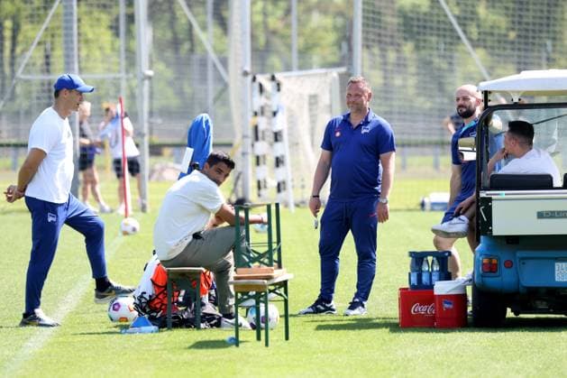 DEU, DFL, 2. FBL Hertha BSC, Training, 30.04.2024, Sportforum, Berlin, DEU, DFL, 2. FBL Hertha BSC, Training, im Bild Cheftrainer Pal Dardai (Hertha BSC Berlin), Co-Trainer Tamas Bodog (Hertha BSC Berlin), Co-Trainer Admir Hamzagic (Hertha BSC Berlin), Leiter Teammanagement Sami Allagui (Hertha BSC) DFL - regulations prohibit any use of Photographs as image sequences and or quasi-video Foto: Juergen Engler nordphoto GmbH
