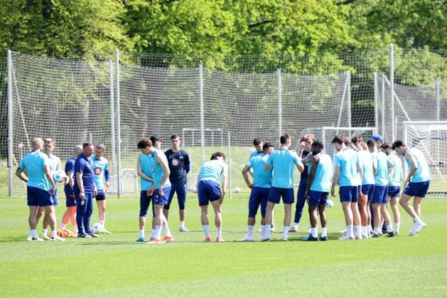 DEU, DFL, 2. FBL Hertha BSC, Training, 30.04.2024, Sportforum, Berlin, DEU, DFL, 2. FBL Hertha BSC, Training, im Bild Cheftrainer Pal Dardai (Hertha BSC Berlin), Hertha-Spielerkreis DFL - regulations prohibit any use of Photographs as image sequences and or quasi-video Foto: Juergen Engler nordphoto GmbH
