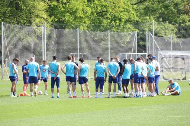 DEU, DFL, 2. FBL Hertha BSC, Training, 30.04.2024, Sportforum, Berlin, DEU, DFL, 2. FBL Hertha BSC, Training, im Bild Cheftrainer Pal Dardai (Hertha BSC Berlin), Hertha-Spielerkreis DFL - regulations prohibit any use of Photographs as image sequences and or quasi-video Foto: Juergen Engler nordphoto GmbH