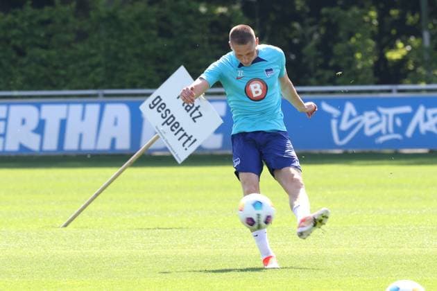 DEU, DFL, 2. FBL Hertha BSC, Training, 30.04.2024, Sportforum, Berlin, DEU, DFL, 2. FBL Hertha BSC, Training, im Bild Palko Dardai (Hertha BSC Berlin 27) DFL - regulations prohibit any use of Photographs as image sequences and or quasi-video Foto: Juergen Engler nordphoto GmbH