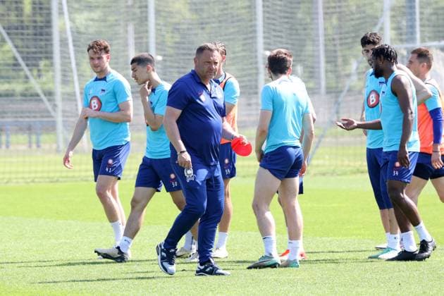 DEU, DFL, 2. FBL Hertha BSC, Training, 30.04.2024, Sportforum, Berlin, DEU, DFL, 2. FBL Hertha BSC, Training, im Bild Cheftrainer Pal Dardai (Hertha BSC Berlin), Hertha-Spielerkreis DFL - regulations prohibit any use of Photographs as image sequences and or quasi-video Foto: Juergen Engler nordphoto GmbH