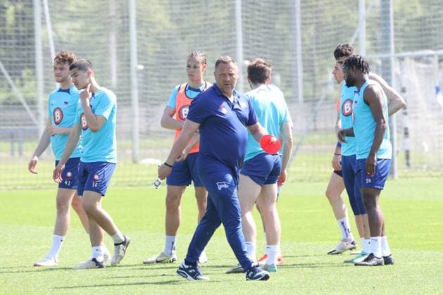 DEU, DFL, 2. FBL Hertha BSC, Training, 30.04.2024, Sportforum, Berlin, DEU, DFL, 2. FBL Hertha BSC, Training, im Bild Cheftrainer Pal Dardai (Hertha BSC Berlin), Hertha-Spielerkreis DFL - regulations prohibit any use of Photographs as image sequences and or quasi-video Foto: Juergen Engler nordphoto GmbH