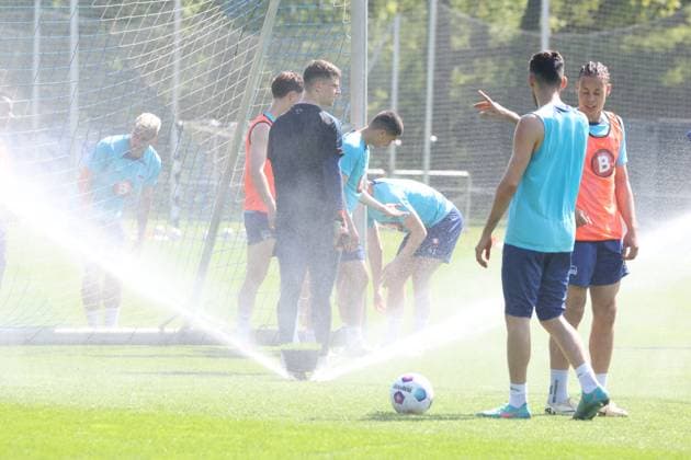 DEU, DFL, 2. FBL Hertha BSC, Training, 30.04.2024, Sportforum, Berlin, DEU, DFL, 2. FBL Hertha BSC, Training, im Bild Hertha-Spielerkreis, Rasensprengerwasser DFL - regulations prohibit any use of Photographs as image sequences and or quasi-video Foto: Juergen Engler nordphoto GmbH