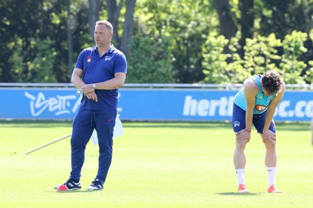 DEU, DFL, 2. FBL Hertha BSC, Training, 30.04.2024, Sportforum, Berlin, DEU, DFL, 2. FBL Hertha BSC, Training, im Bild Cheftrainer Pal Dardai (Hertha BSC Berlin), Fabian Reese (Hertha BSC Berlin 11) DFL - regulations prohibit any use of Photographs as image sequences and or quasi-video Foto: Juergen Engler nordphoto GmbH