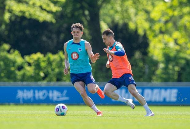Fussball, Herren, Saison 2023 24, 2. Bundesliga, Hertha BSC, Training, v.l. Fabian Reese (Hertha BSC), Peter Pekarik (Hertha BSC), 30.04. 2024,