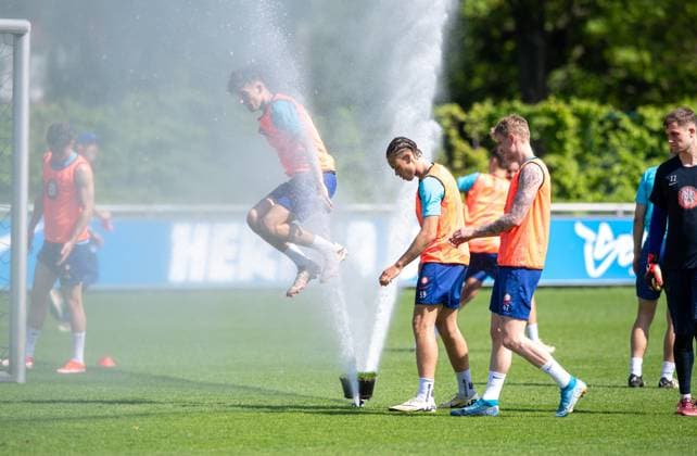 Sport Bilder des Tages Fussball, Herren, Saison 2023 24, 2. Bundesliga, Hertha BSC, Training, v.l. Tim Hoffmann (Hertha BSC), Derry Scherhant (Hertha BSC), Tony Rölke (Hertha BSC) am Rasensprenger, 30.04. 2024,