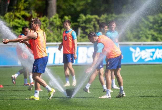 Fussball, Herren, Saison 2023 24, 2. Bundesliga, Hertha BSC, Training, v.l. Florian Niederlechner (Hertha BSC), Derry Scherhant (Hertha BSC) am Rasensprenger, 30.04. 2024,