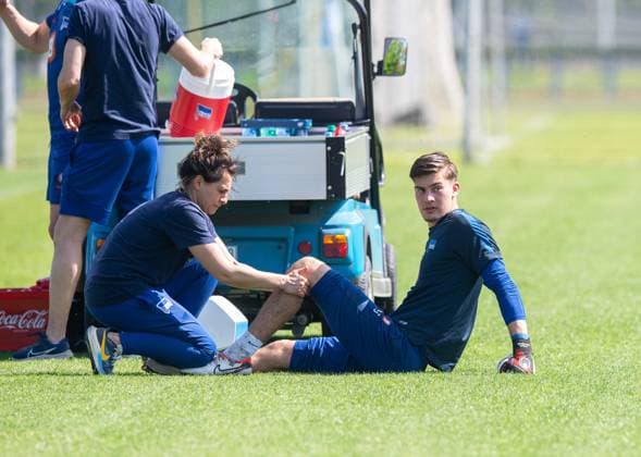 Fussball, Herren, Saison 2023 24, 2. Bundesliga, Hertha BSC, Training, v.l. Physiotherapeutin Anne Kaube (Hertha BSC), Torhüter Robert Kwasigroch (Hertha BSC), 30.04. 2024,