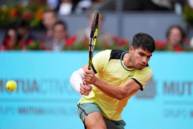 Sport Bilder des Tages April 30, 2024, Madrid, Madrid, SPAIN: Carlos Alcaraz of Spain in action against Jan-Lennard Struff of Germany during the Mutua Madrid Open 2024, ATP, Tennis Herren Masters 1000 and WTA, Tennis Damen 1000, tournament celebrated at Caja Magica on April 30, 2024 in Madrid, Spain. Madrid SPAIN - ZUMAa181 20240430_zaa_a181_136 Copyright: xOscarxJ.xBarrosox