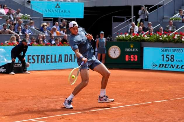 April 30, 2024, Madrid, Madrid, SPAIN: Jan-Lennard Struff of Germany in action against Carlos Alcaraz of Spain during the Mutua Madrid Open 2024, ATP, Tennis Herren Masters 1000 and WTA, Tennis Damen 1000, tournament celebrated at Caja Magica on April 30, 2024 in Madrid, Spain. Madrid SPAIN - ZUMAa181 20240430_zaa_a181_145 Copyright: xOscarxJ.xBarrosox