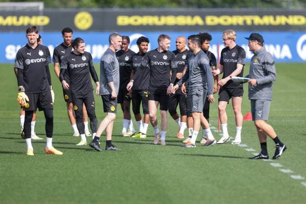 30.04.2024, Fussball, Saison 2023 2024, UEFA Champions League, UCL, Borussia Dortmund - Paris Saint Germain, v. l. Torwart Gregor Kobel (Borussia Dortmund), Felix Nmecha (Borussia Dortmund), Marcel Sabitzer (Borussia Dortmund), Athletiktrainer Shad Forsythe (Borussia Dortmund), Jamie Jermaine Bynoe-Gittens (Borussia Dortmund), Ian Maatsen (Borussia Dortmund), Marco Reus (Borussia Dortmund), Donyell Malen (Borussia Dortmund), Co-Trainer Nuri Sahin (Borussia Dortmund), Karim Adeyemi (Borussia Dortmund), Julian Brandt (Borussia Dortmund), Trainer Edin Terzic (Borussia Dortmund), Dortmund Signal Iduna Park NRW Deutschland xRHR-FOTO DEx Copyright: DennisxEwert RHR-FOTOx RHR-FOTO DE