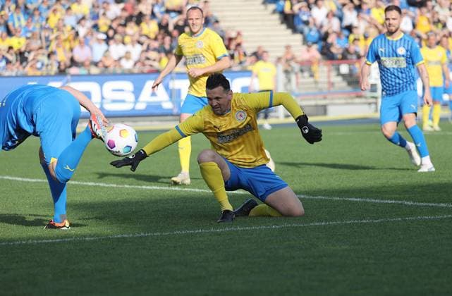 Marjan Petkovic klaert sicher Fussball, Herren, Saison 2023 2024, 2.BL, Eintracht Stadion, Eintracht Braunschweig Legendenspiel DFL REGULATIONS PROHIBIT ANY USE OF PHOTOGRAPHS AS IMAGE SEQUENCES AND OR QUASI-VIDEO.
