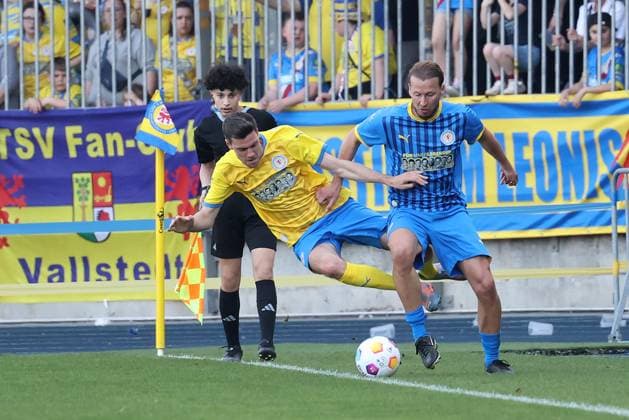 Benny Kessel im Duell mit Marc Pfitzner Fussball, Herren, Saison 2023 2024, 2.BL, Eintracht Stadion, Eintracht Braunschweig Legendenspiel DFL REGULATIONS PROHIBIT ANY USE OF PHOTOGRAPHS AS IMAGE SEQUENCES AND OR QUASI-VIDEO.