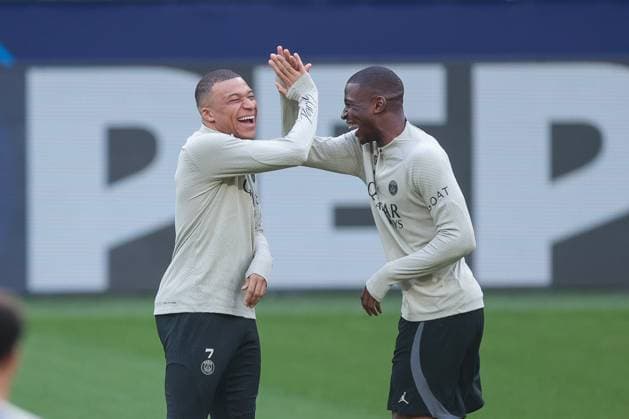 Sport Bilder des Tages 30.04.2024, Fussball, Saison 2023 2024, UEFA Champions League, UCL, Borussia Dortmund - Paris Saint Germain, v. l. Kylian Mbappe (Paris Saint-Germain), Nordi Mukiele (Paris Saint-Germain) lachen, Dortmund Signal Iduna Park NRW Deutschland xRHR-FOTO DEx Copyright: DennisxEwert RHR-FOTOx RHR-FOTO DE
