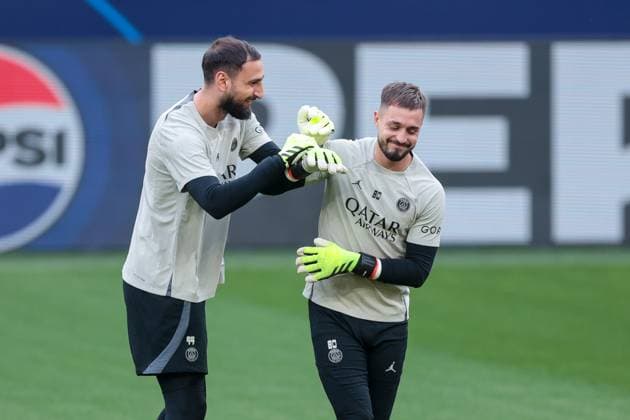 30.04.2024, Fussball, Saison 2023 2024, UEFA Champions League, UCL, Borussia Dortmund - Paris Saint Germain, v. l. Torwart Gianluigi Donnarumma (Paris Saint-Germain), Arnau Tenas (Paris Saint-Germain), Dortmund Signal Iduna Park NRW Deutschland xRHR-FOTO DEx Copyright: DennisxEwert RHR-FOTOx RHR-FOTO DE