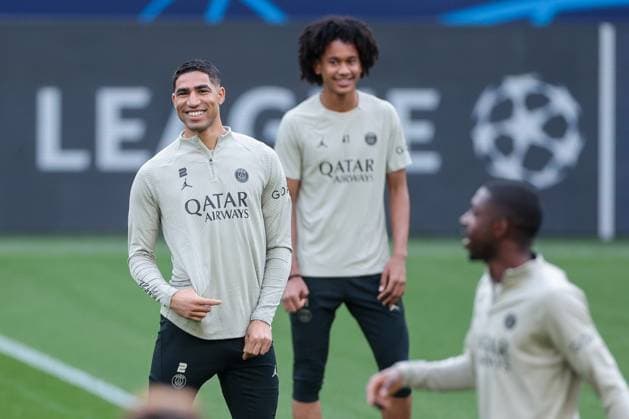 30.04.2024, Fussball, Saison 2023 2024, UEFA Champions League, UCL, Borussia Dortmund - Paris Saint Germain, v. l. Achraf Hakimi (Paris Saint-Germain), Senny Mayulu (Paris Saint-Germain) lachen, Dortmund Signal Iduna Park NRW Deutschland xRHR-FOTO DEx Copyright: DennisxEwert RHR-FOTOx RHR-FOTO DE