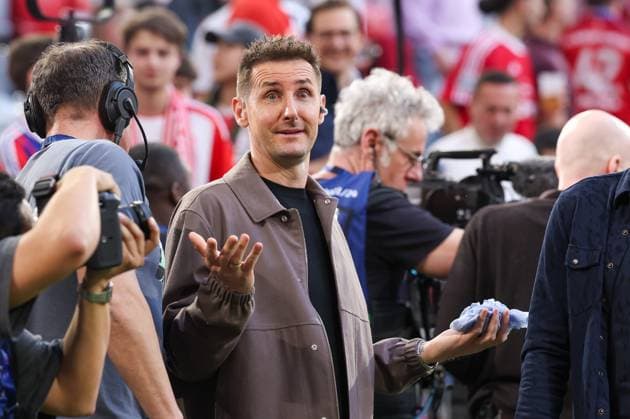 Fussballexperte Miroslav Klose wurde durch den Rasensprenger nass, FC Bayern Muenchen vs. Real Madrid, Champions League, Fussball, Halbfinale, Hinspiel, 30.04.2024 Muenchen Bayern Deutschland