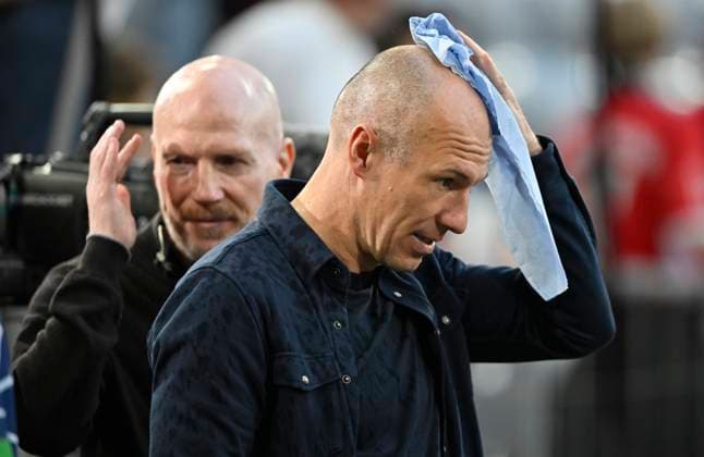 Arjen Robben Portrait, wurde vom Rasensprenger erwischt, wischt sich die Stirn trocken, hinten Matthias Sammer FC Bayern Muenchen FCB vs Real Madrid Halbfinale Hinspiel 30.04.2024 DFL REGULATIONS PROHIBIT ANY USE OF PHOTOGRAPHS AS IMAGE SEQUENCES AND OR QUASI-VIDEO FC Bayern Muenchen FCB vs FC Arsenal