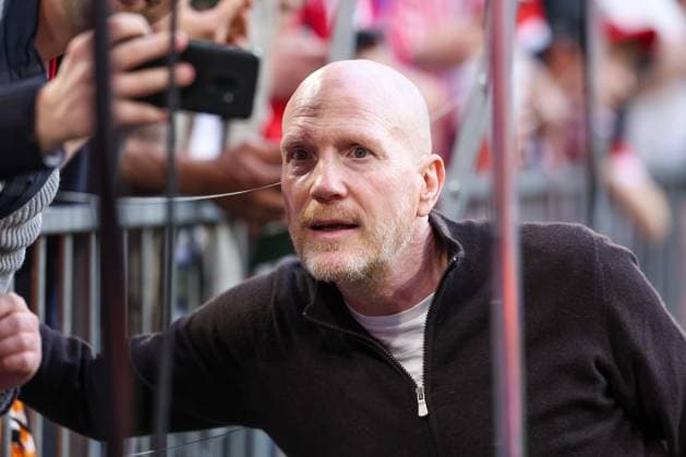 Fussballexperte Matthias Sammer macht Selfies mit den Fans, FC Bayern Muenchen vs. Real Madrid, Champions League, Fussball, Halbfinale, Hinspiel, 30.04.2024 Muenchen Bayern Deutschland