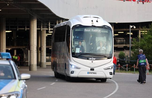 München, Deutschland 30 April 2024: Fussball, Herren, Champions League, Saison 2023 2024, Halbfinale Hinspiel, FC Bayern München - Real Madrid, Allianz Arena Der Mannschaftsbus von Real Madrid kommt an der Allianz Arena an